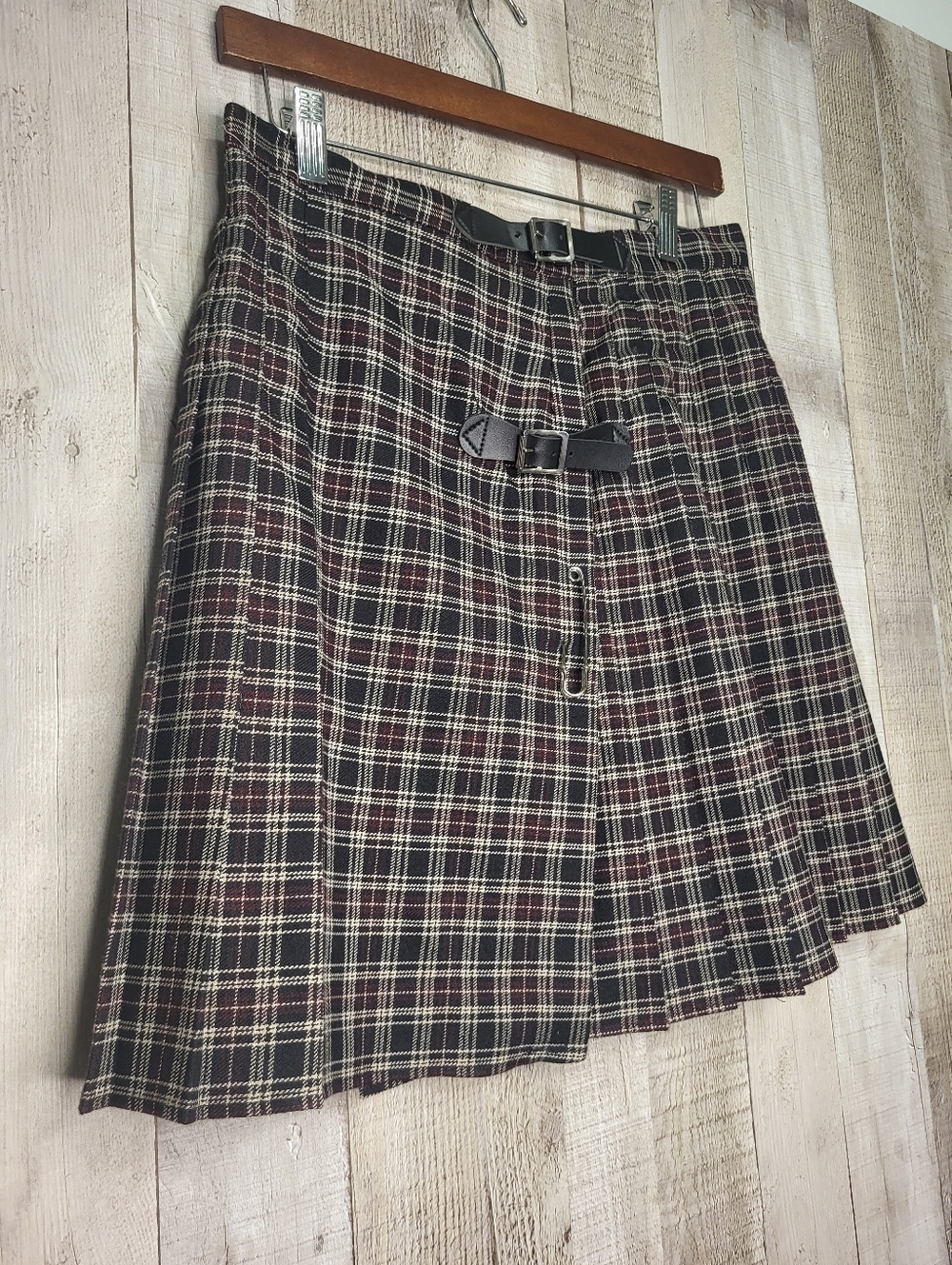 Smart Set 90s Plaid A-Line Buckle Skirt in Black and Burgundy. Size 11 - Picture 3 of 9